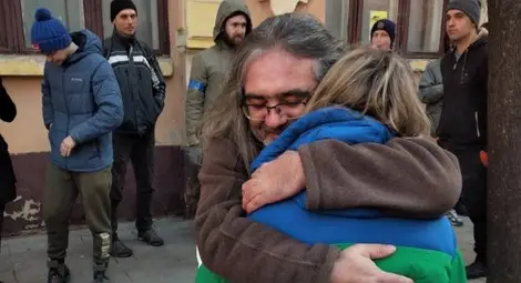 Светлана прегръща силно Владимир Йончев 