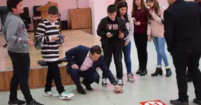 Ученици от „Васил Левски“ ще програмират роботи в нов клуб