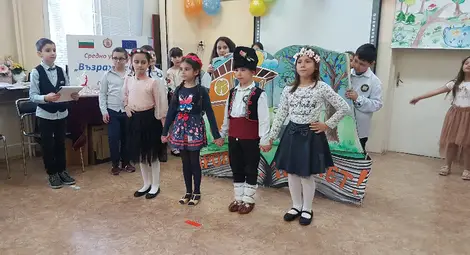 Цветно тържество „Отново е пролет“ в русенското училище "Възраждане" /галерия/ Цветно тържество „Отново е пролет“ в русенското училище "Възраждане" /галерия/