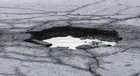 Общината плаща за нови гуми на кола, скочила в 15 см дупка Общината плаща за нови гуми на кола, скочила в 15 см дупка