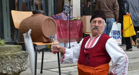 Татко Барба от патладжан и вертолет от тиква на Деня на плодородието Татко Барба от патладжан и вертолет от тиква на Деня на плодородието