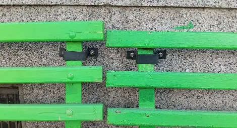 Моят дом е моят кошмар: Една история за две пейки, междусъседски картинки и прогонено от дома му семейство. И един въпрос за мускули