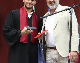 Първенецът на випуска Георги Кръстев с областния управител Драгомир Драганов. Снимки: ОА