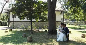 Две младоженски двойки вдигнаха сватби в двора на музея в Бяла