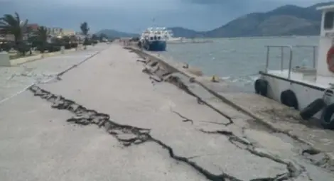 Хиляди евакуирани на кораби в Кефалония /видео/