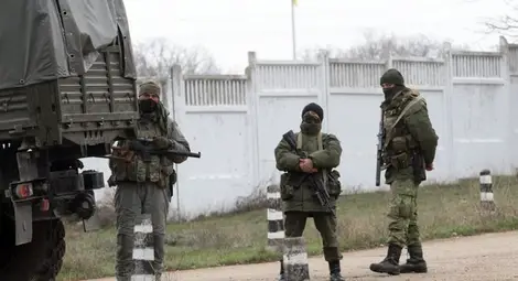 Военен конвой с руски флаг си движи към Славянск