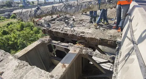 Премахнаха първия стоманобетонен панел на Дунав мост при Русе