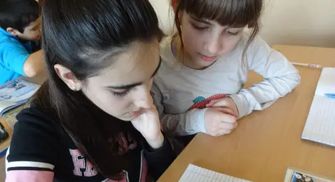 Учениците влизат в програмата онлайн чрез мобилните си телефони, за да отговорят на въпросите. Снимка: СУ &bdquo;Възраждане&ldquo;