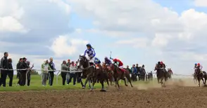 Сандрово събра хиляди зрители на голям турнир по конни надбягвания