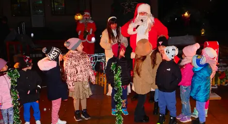 Грейнаха светлините на коледната елха в Ценово