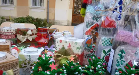 Коледен благотворителен базар пред Гимназията по дървообработване събира пари за смелите мечти на талантиливи ученици /галерия/