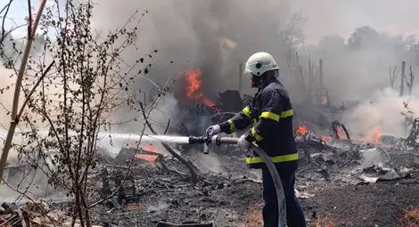 Пет пожарни и доброволци гасиха горяща автоморга в Мартен