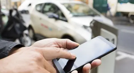 Един на всеки осем е пристрастен към смартфона си