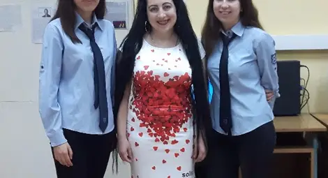 Двете медалистки със своя ръководител Сюзан Феимова.                                        Снимка: МГ