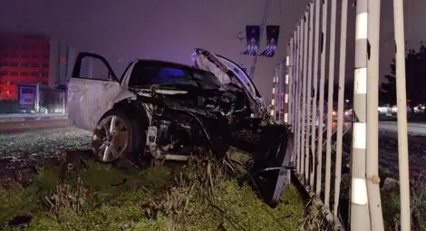 Тежка катастрофа в Русе, двама младежи се забиха в уличен стълб Тежка катастрофа в Русе, двама младежи се забиха в уличен стълб