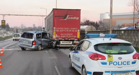 Кола се вряза в спрял тир заради разсейване зад волана