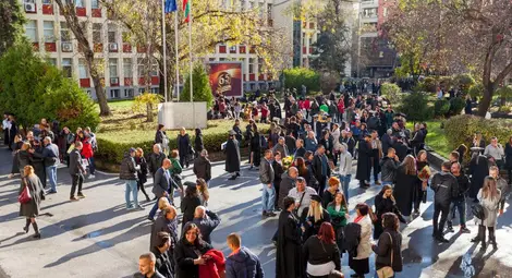 УХТ открива новата учебна година на 12 септември, лекции и упражнения започват присъствено от следващия ден