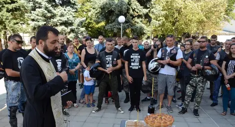 Отец Милен от църквата &bdquo;Всех Святих&ldquo; отслужи панихида за загиналите мотористи пред трите рокерски клуба и техните поддръжници. 				      Снимки: Бисер ТОДОРОВ