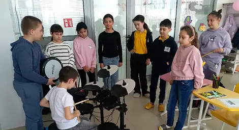 С мини концерт на барабани в Образователен център &bdquo;Малвина&ldquo; празнуваха щастието