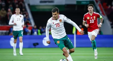 Никола /с топката/ в мач за мъжкия държавен отбор миналата година срещу Унгария. Зад него е новата звезда на „Ливърпул“ и капитан на маджарите Доминик Слобослай. Снимка: Архив Никола /с топката/ в мач за мъжкия държавен отбор миналата година срещу Унгария. Зад него е новата звезда на „Ливърпул“ и капитан на маджарите Доминик Слобослай. Снимка: Архив