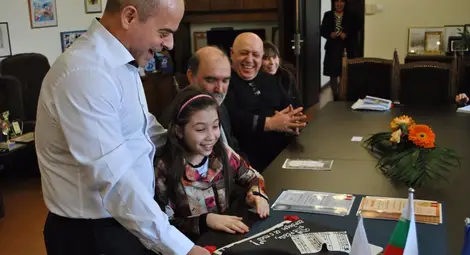 Торта пиано изненада малката Тереза след гастрола в &bdquo;Карнеги хол&ldquo;