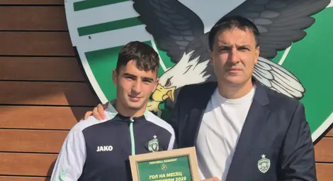 Преслав получава от шефа на школата в &bdquo;Лудогорец&ldquo; Радослав Комитов /между другото бивш играч на &bdquo;Дунав&ldquo;/ наградата си за майстор на красив гол. 			    Снимка: ФК &bdquo;Лудогорец&ldquo;