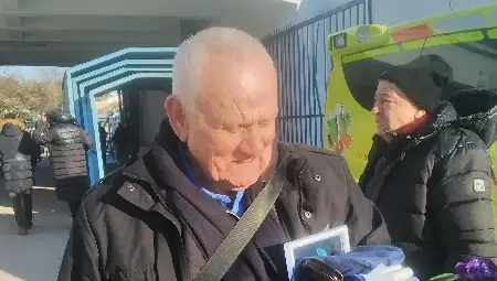 Цветя от русенските фенове за легендата Люпко Петрович