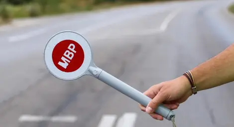 18-годишен полицейски син се правил на катаджията с бащината униформа 18-годишен полицейски син се правил на катаджията с бащината униформа