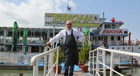 Шеф Манчев акостира в най-дълго плавалия по суша кораб