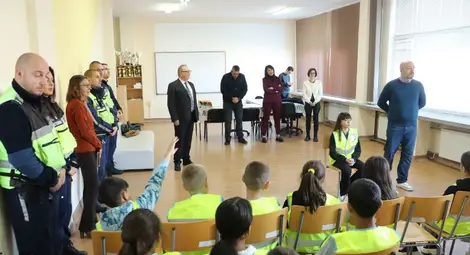 Близо 40 деца от Две могили се учиха на пътна безопасност. Инициативата бе организирана от заместник областния управител Георги Георгиев, а в нея се включиха редица институции