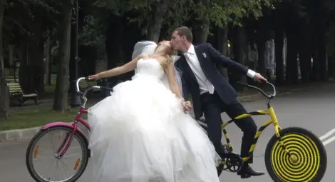 Хората по света все по-дълго отлагат сватбата