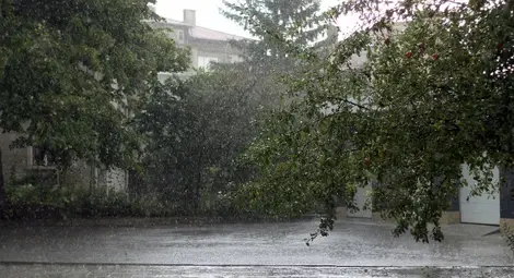 Валежи до 60 литра на квадратен метър очаква НИМХ в седем области на страната днес