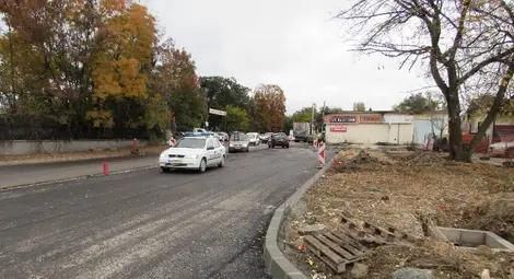 Заради автосервиз новата четирилентова улица &bdquo;Потсдам&ldquo; отново става двулентова