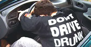 Пиян заспал в колата си на зебра и се сбил с полицията