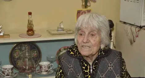 Ветеранка милиционерка пази като скъп спомен награда хурка