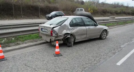 Млада двойка катастрофира заради  внезапно отворен преден капак