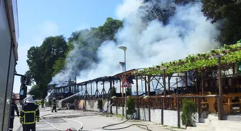 Пожар изпепели заведение на крайбрежната алея във Варна