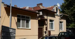 Паметните плочи оставени без контрол и грижа