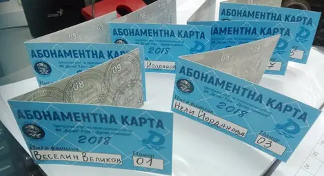 Веско Великов с членска карта №1 на фенклуба на &bdquo;Дунав&ldquo;