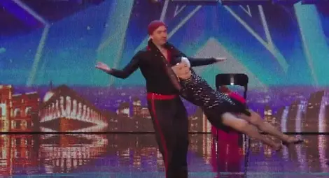 Хит в мрежата: Баба скри шапката на жури в ТВ шоу /видео/