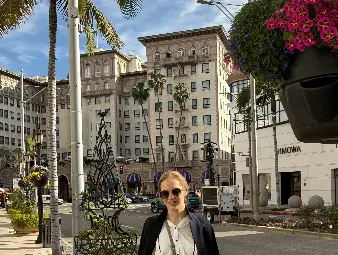 Цигуларката Зорница Иларионова получава безценен инструмент Enrico Ceruti от 1875 г.