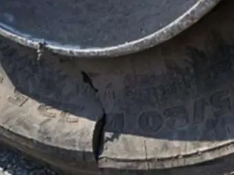 Сузуки с нарязани гуми заради спиране на чуждо паркомясто пред блок "Куманово" в Русе