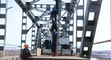 Утре от 11 ч. до 14 ч. за кратки интервали от време ще се ограничава движението по Дунав мост при Русе за частични ремонти на настилката&nbsp;