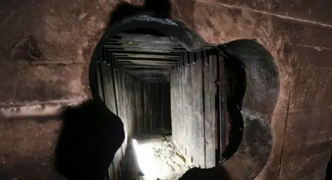 Най-тъпите крадци копаят тунел до банка, опират в полицията