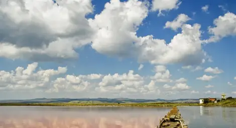 „Солени хора“ разказва 100-годишната приказка на цветното Атанасовско езеро „Солени хора“ разказва 100-годишната приказка на цветното Атанасовско езеро