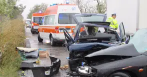 Трима пострадаха в челен удар след безумно изпреварване