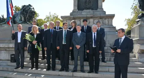 Кандидат-депутатите на &bdquo;Патриотичен фронт&ldquo; поднесоха цветя на Паметника на свободата