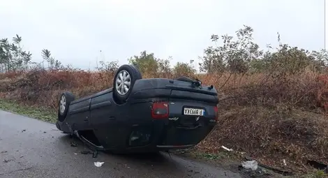 Висока скорост преобърна ситроен на мокър път