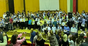 152-ма ученици с изявени дарби отличени с грамоти и стипендии