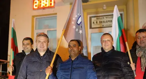 Новият кмет на Лом Черковна Асан Ибрям /в средата/ празнува с депутата Пламен Нунев и беленския кмет Димитър Славов.